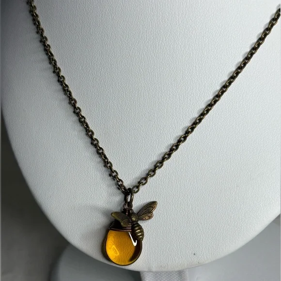 Antique Gold Tone Bee Charm Necklace - Picture 2 of 7